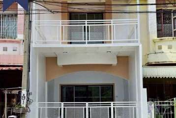 ทาวน์เฮาส์ปิยะวรารมย์ราคาย่อมเยาว์ไทรน้อย