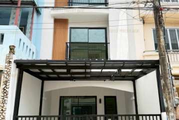 ขายทาวน์โฮม 4 ชั้น รีโนเวทใหม่ทั้งหลัง สไตล์โมเดิร์น ทำเลดีปากเกร็ด 