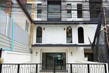 ขาย ทาวน์โฮม 4 ชั้น ลาดพร้าว 110 รีโนเวทใหม่พร้อมเข้าอยู่ 200 ตรม.